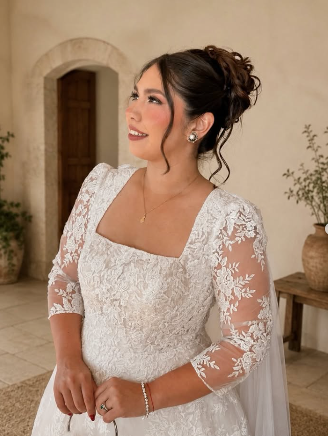 Novia con maquillaje y peinado de Claudia Wedding Beauty